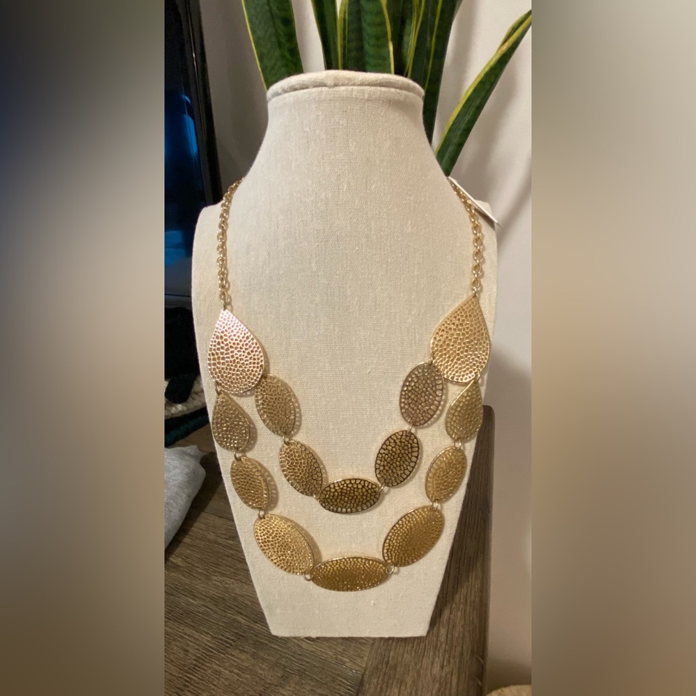 NWT! Gold oval layered necklace